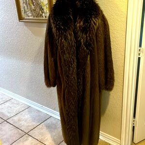 Ladies vintage full length beaver coat. Dark brown size medium.